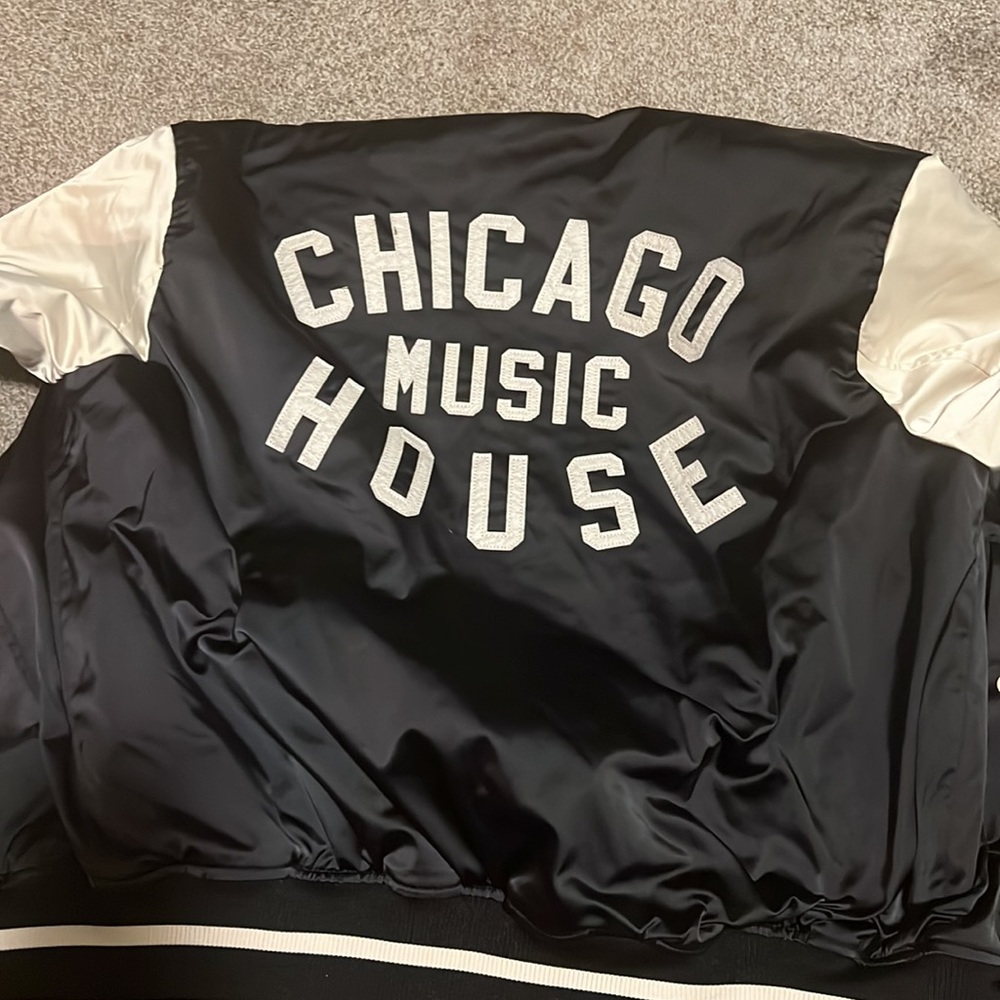 Black jacket with white sleeves light weighted and warm - Picture 2 of 6